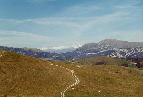 Sega di Ala, sguardo verso nord-ovest,la val d'adige ,l'Altissimo,sullo sfondo il gruppo Adamello-Presanella