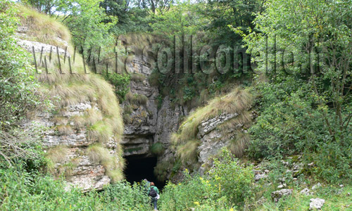 Entrata della grotta del ciabattino sul Corno d'Aquilio.