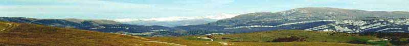 alta lessinia con vista sulla piana di Brentonico e sullo sfondo il gruppo del Brenta